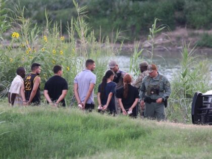 Texas police arrest a group of migrants in Shelby Park, Eagle Pass. (Randy Clark/Breitbart Texas)