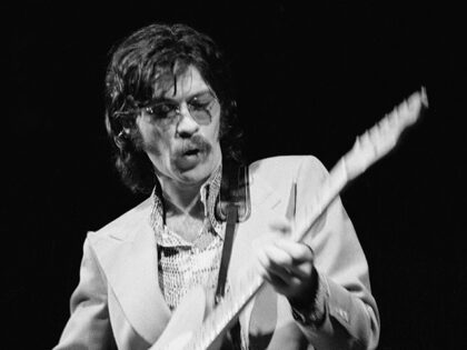 Canadian musician Robbie Robertson performing with The Band at the Royal Albert Hall, London, 3rd June 1971. (Photo by Michael Putland/Getty Images)