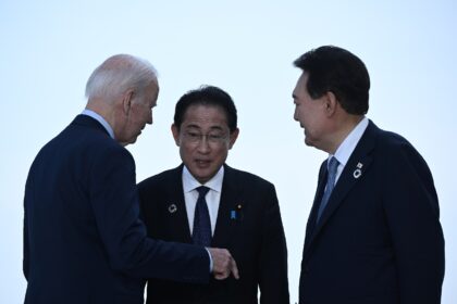 US President Joe Biden (left), Japanese Prime Minister Fumio Kishida (center) and South Korean President Yoon Suk Yeol, who will hold a summit at Camp David, greet one another during the G7 Leaders' Summit in Hiroshima on May 21, 2023